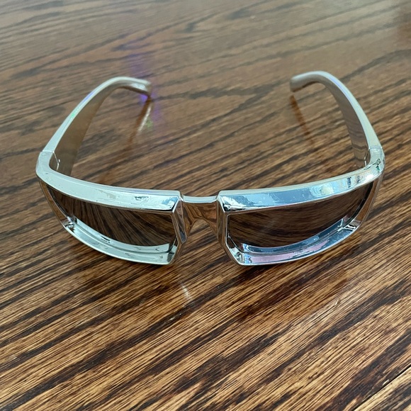 SORELLA | Sporty Goggle Silver Sunglasses - Picture 3 of 5